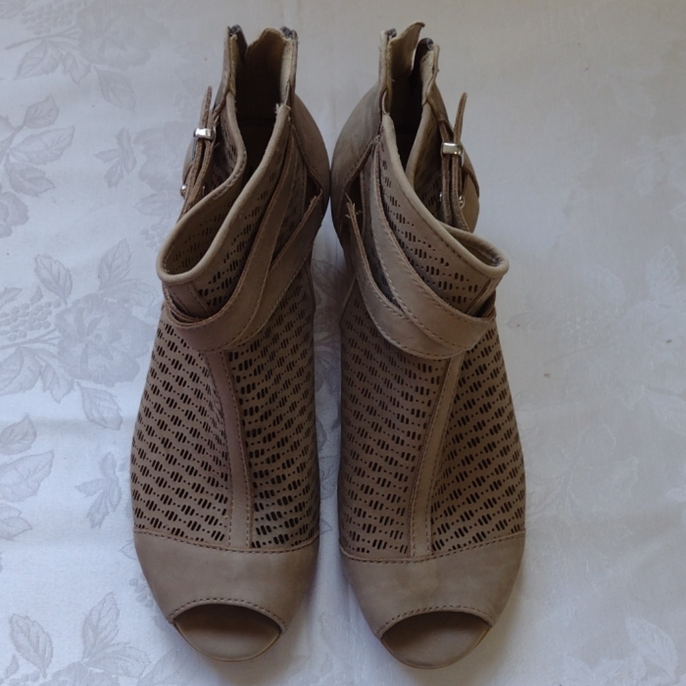 Earth ankle shoe